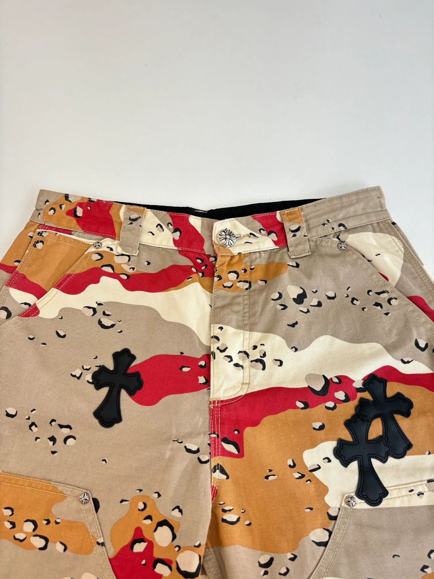 P500 Chrome Heart*/Chrome Heart CH leather camouflage shorts were purchased and developed from a Los Angeles agent for US$2,980. This style is made of custom-made military canvas fabric, restored 1:1 according to the original model, and printed with camouflage patterns. The customization period for the hem sex pattern stamp is 20 days, the minimum order is 1800 pieces, and the color plate is matched. The hardware buckles are all made of electroplated 925 silver material, the weight is perfectly restored, and they are aged and oxidized to black.  Size：S/M/L/XL